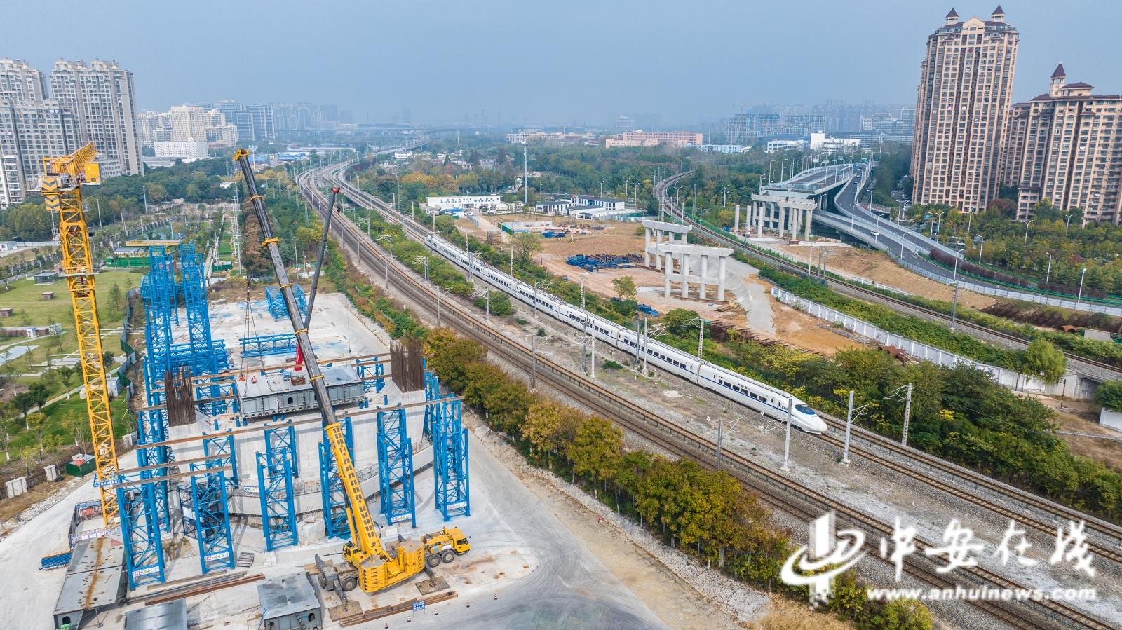 重达 61.1 吨！193 块钢箱梁如何完成淮南路涉铁项目主桥架设？  第2张