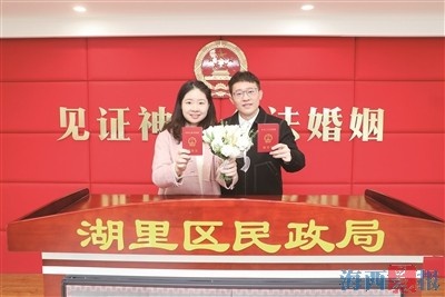 179对新人甜蜜领证！95后情侣的爱情故事让人泪目，他们的幸福秘诀是什么？
