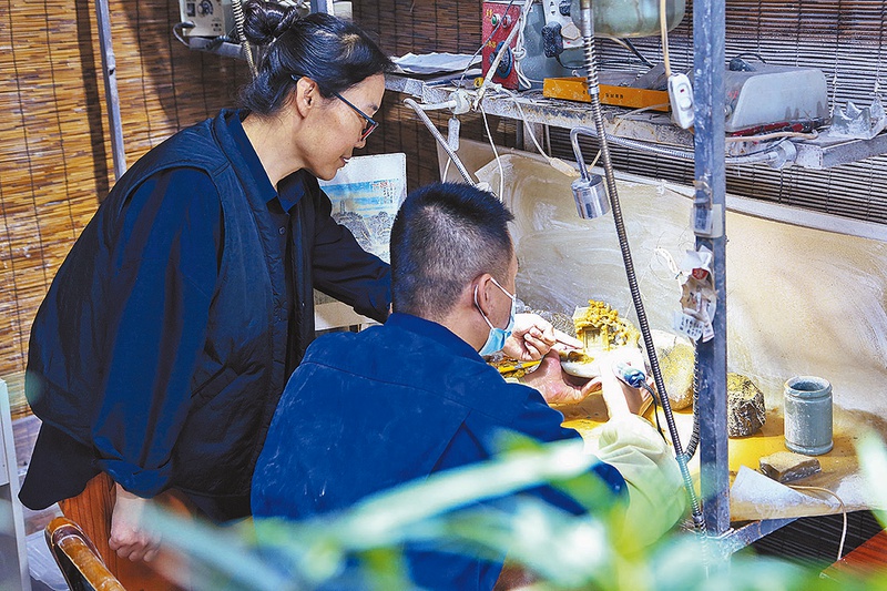 黄河石上的千年秘密：贺竹红与她的奇石传奇  第2张