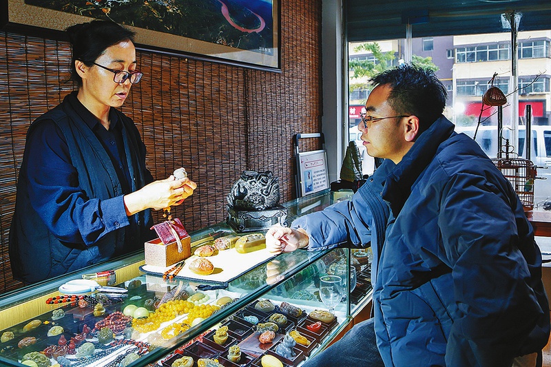 黄河石上的千年秘密：贺竹红与她的奇石传奇  第3张