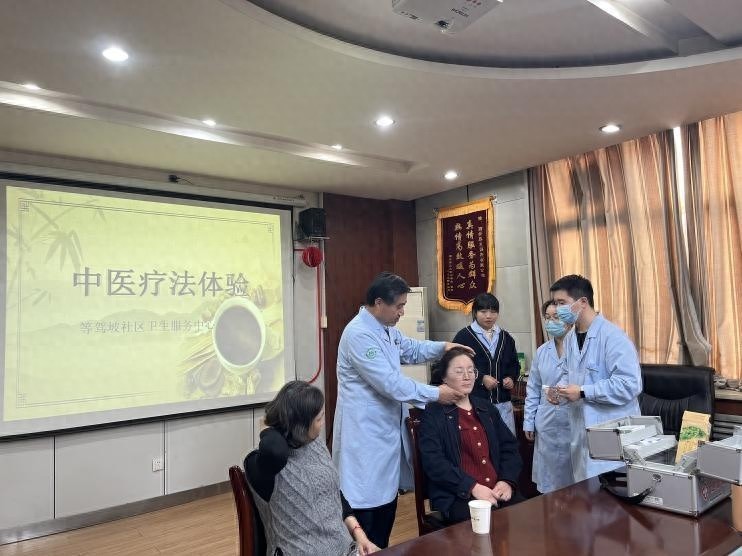 传承千年中医药文化，冬季养生新体验：三九贴、八段锦与个性化理疗
