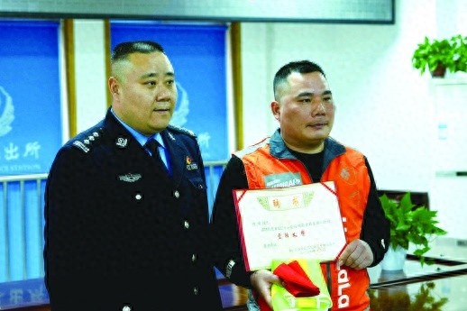 跑腿小哥警觉一摇，12万现金险些被骗！他是如何识破骗局的？  第1张