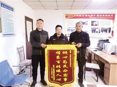 郑州经开区综合行政执法局如何解决流动商贩难题，赢得群众锦旗感谢？