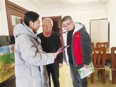 冬季安全敲门行动：社区工作人员暖心入户，为独居老人筑起安全防线