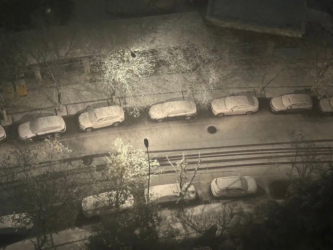 济南大雪来袭！今早朋友圈被雪景刷屏，道路结冰预警已发布，出行请注意安全