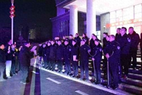 梦中惊醒！被执行人何某因30万借款被法院突击拘传，执行现场曝光
