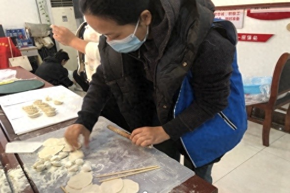 冬至暖心饺子宴，社区温情满满，居民齐聚一堂共度佳节  第1张