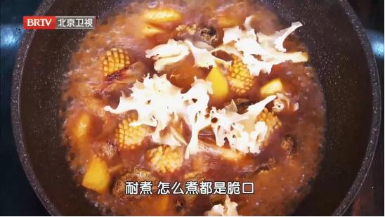 这种像银耳的蘑菇竟是阳光蘑菇，每天晒10小时，口感Q弹超银耳  第3张
