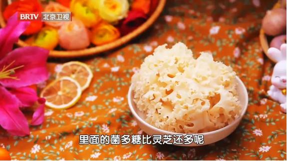 这种像银耳的蘑菇竟是阳光蘑菇，每天晒10小时，口感Q弹超银耳  第6张