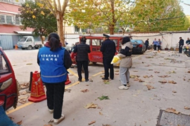 惊！济宁这个小区的僵尸车竟然占用了消防通道，结果让人意想不到……