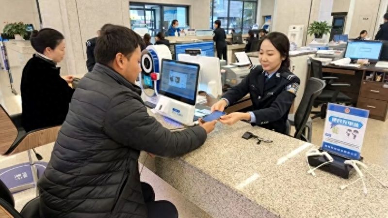 一窗通办，省时省心！西安高新公安让群众少跑腿，业务办理更便捷