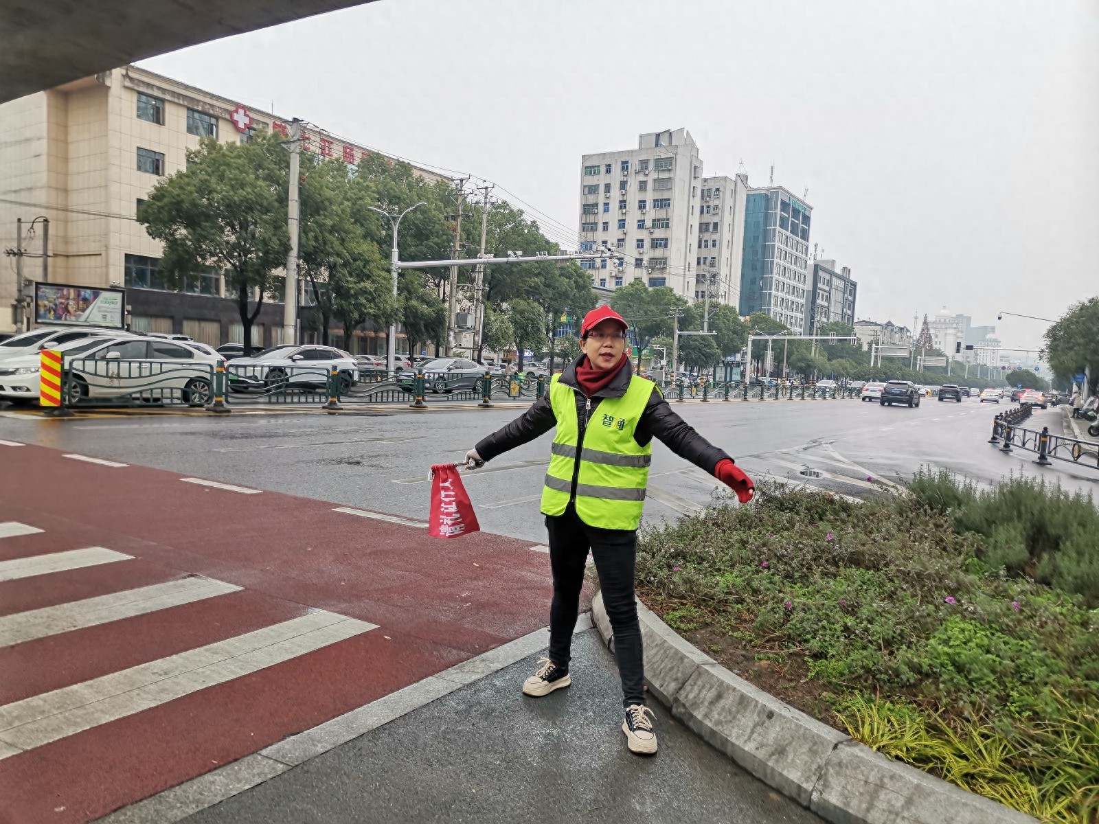 50岁女商人回乡变身交通劝导员，见证咸宁文明蜕变  第1张