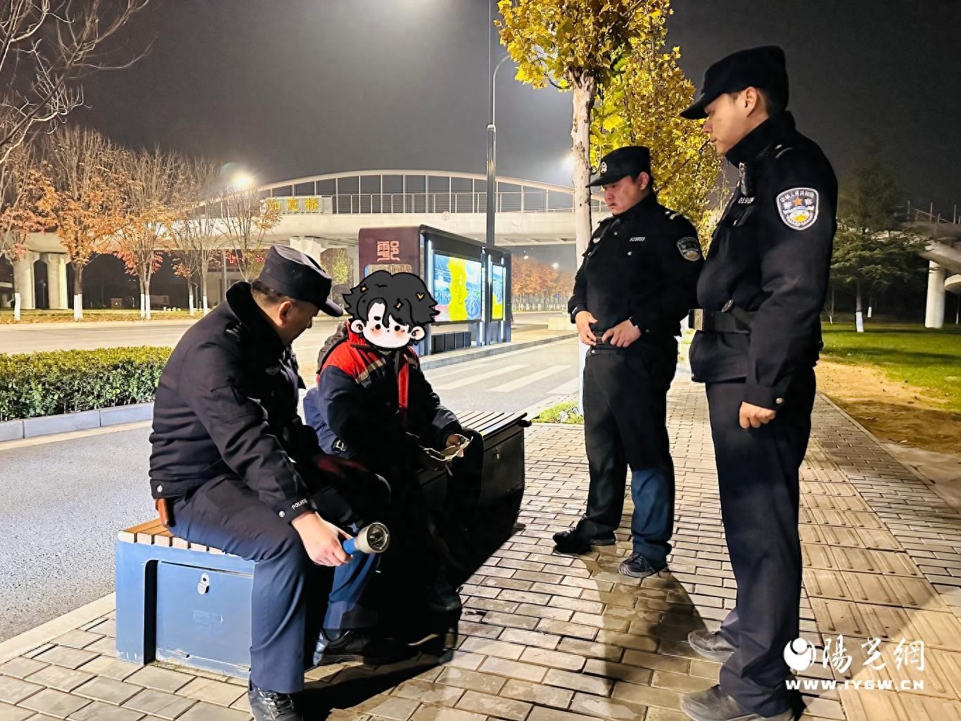 深夜惊魂！民警凭一己之力救下轻生男子，背后的故事让人泪目