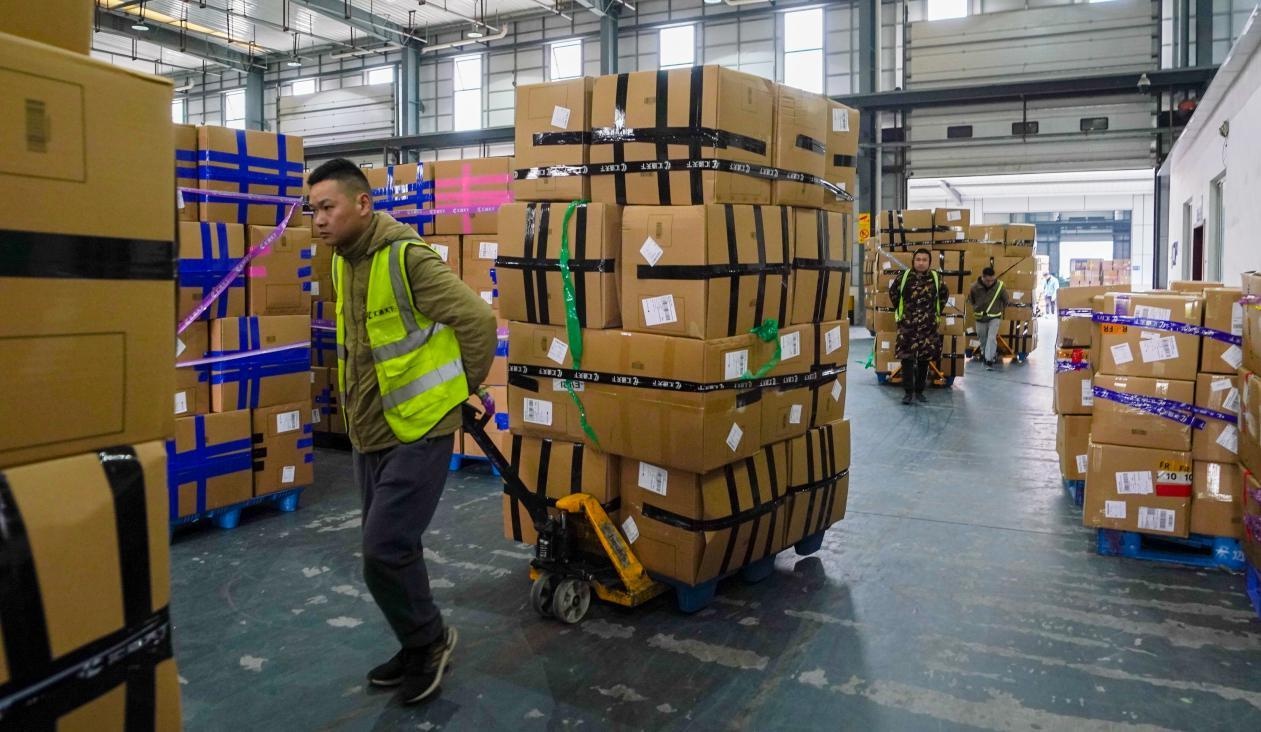 双十二狂欢节，成都空港国际快件中心出口量破亿，节日商品热销全球  第2张