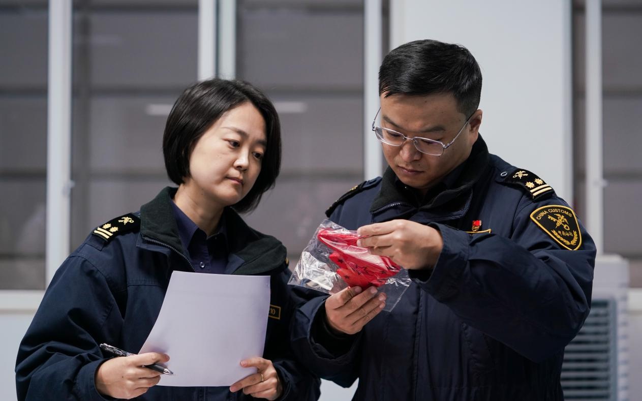 双十二狂欢节，成都空港国际快件中心出口量破亿，节日商品热销全球  第3张