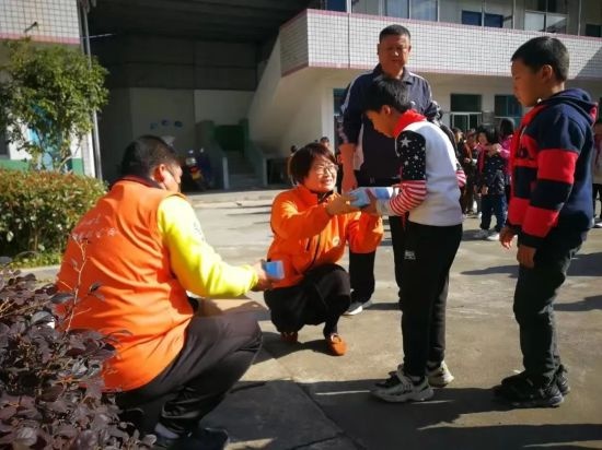20年如一日，她用母爱温暖了无数困境儿童的心  第3张