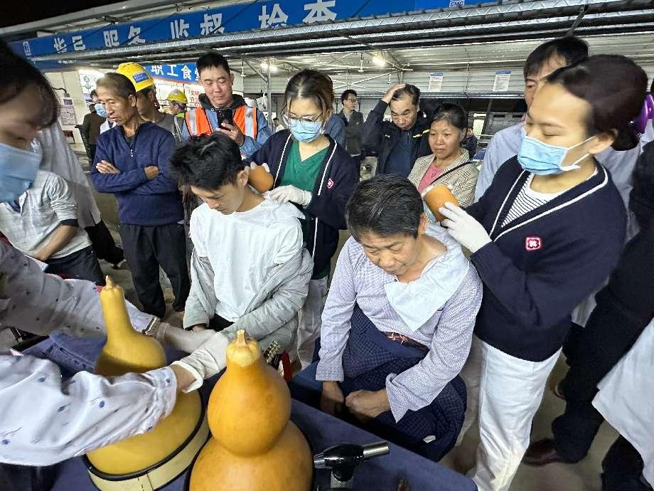 夜幕下的健康守护：200名务工人员在工地享受免费义诊与中医理疗  第2张