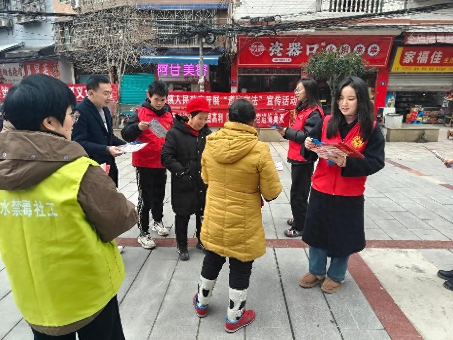 12月11日丰禾镇宪法宣传活动揭秘：如何通过普法提升居民法律素养？  第1张