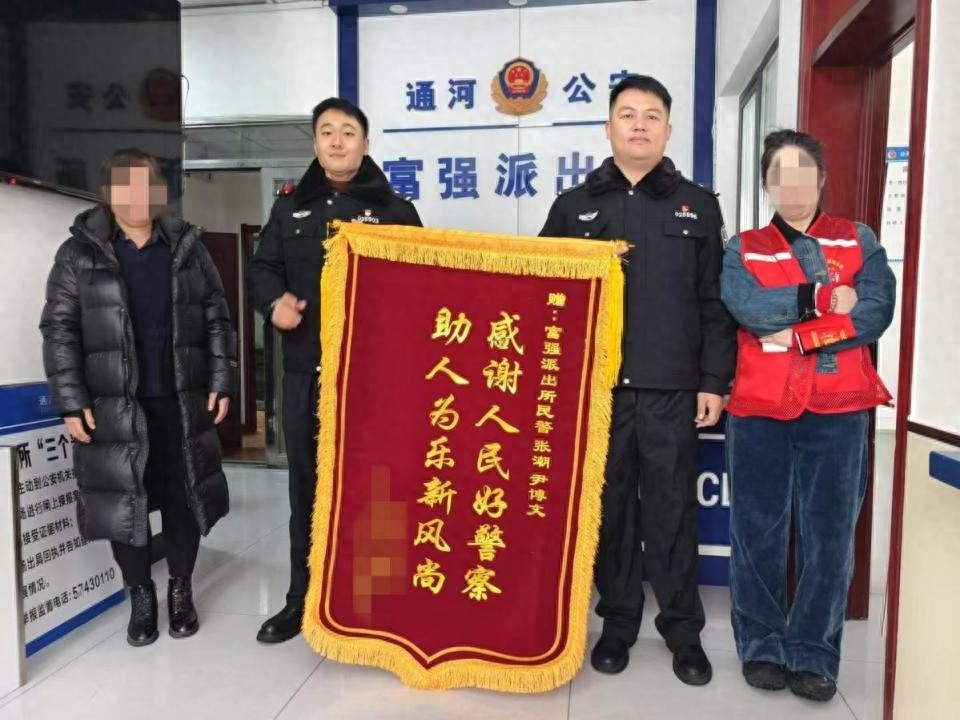 哈尔滨民警大冬天抢修漏水门市，点滴小事暖民心，收获群众点赞  第1张