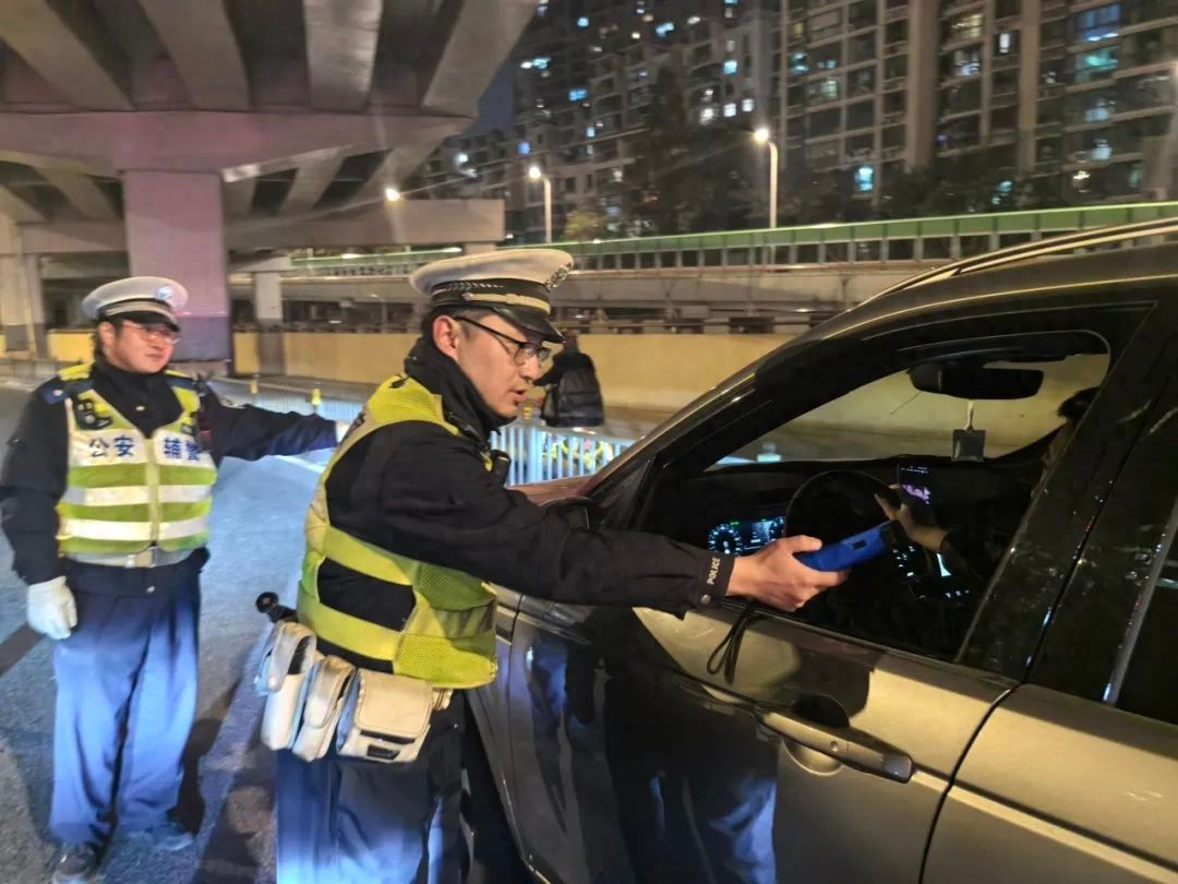 上海警方深夜突袭！砺剑2024行动揭秘，社会安全大升级  第1张