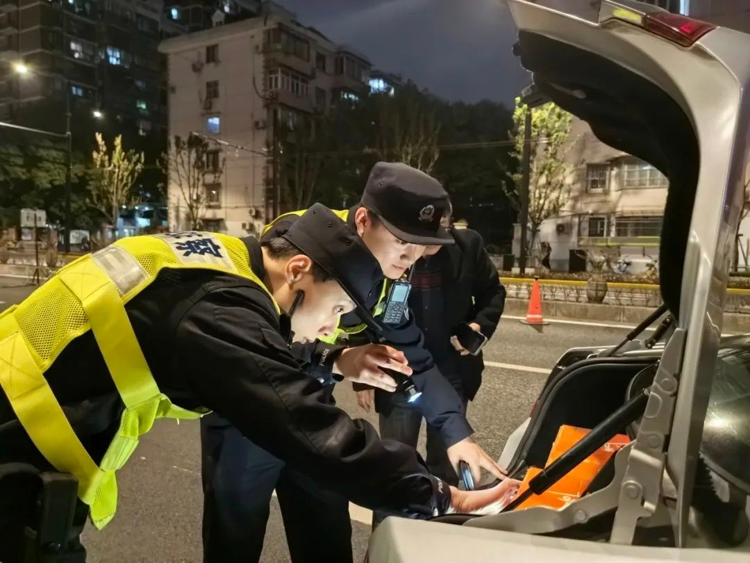 上海警方深夜突袭！砺剑2024行动揭秘，社会安全大升级  第2张