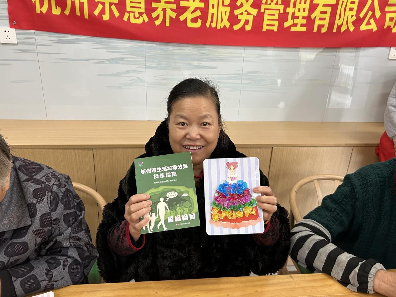 惊！废旧塑料纸片竟能变身立体艺术品，绿色生活原来如此简单  第2张