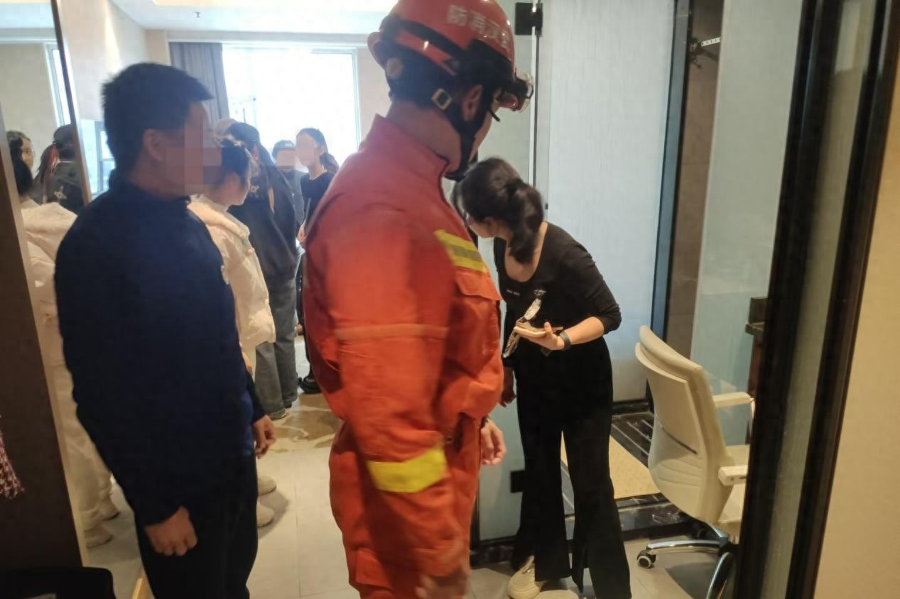 惊险！武汉7岁男童手指卡玻璃门缝，消防员紧急救援，家长必看的安全警示  第1张