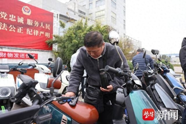 17辆被盗电动车奇迹般找回！警方神速破案，受害群众感动送锦旗  第1张