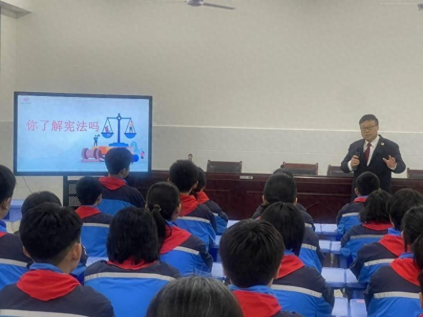 新乡检察官走进校园，用生动案例让宪法走进学生生活