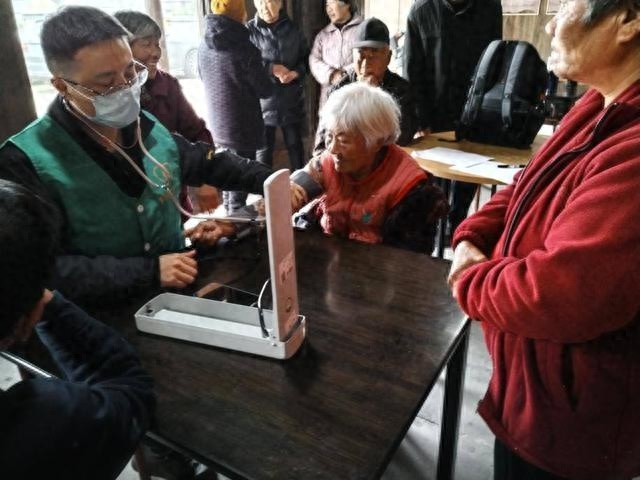 冬日暖流：前溪村为老年人送上健康与关怀，垃圾分类理念深入人心  第1张