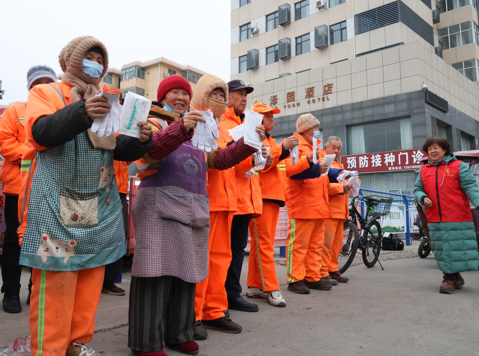 寒冬里的温暖：宋瑞平六年如一日，为环卫工人送上600副暖心手套  第2张