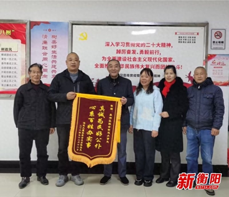 老旧小区大变样！居民送锦旗，街道办如何破解管理难题？