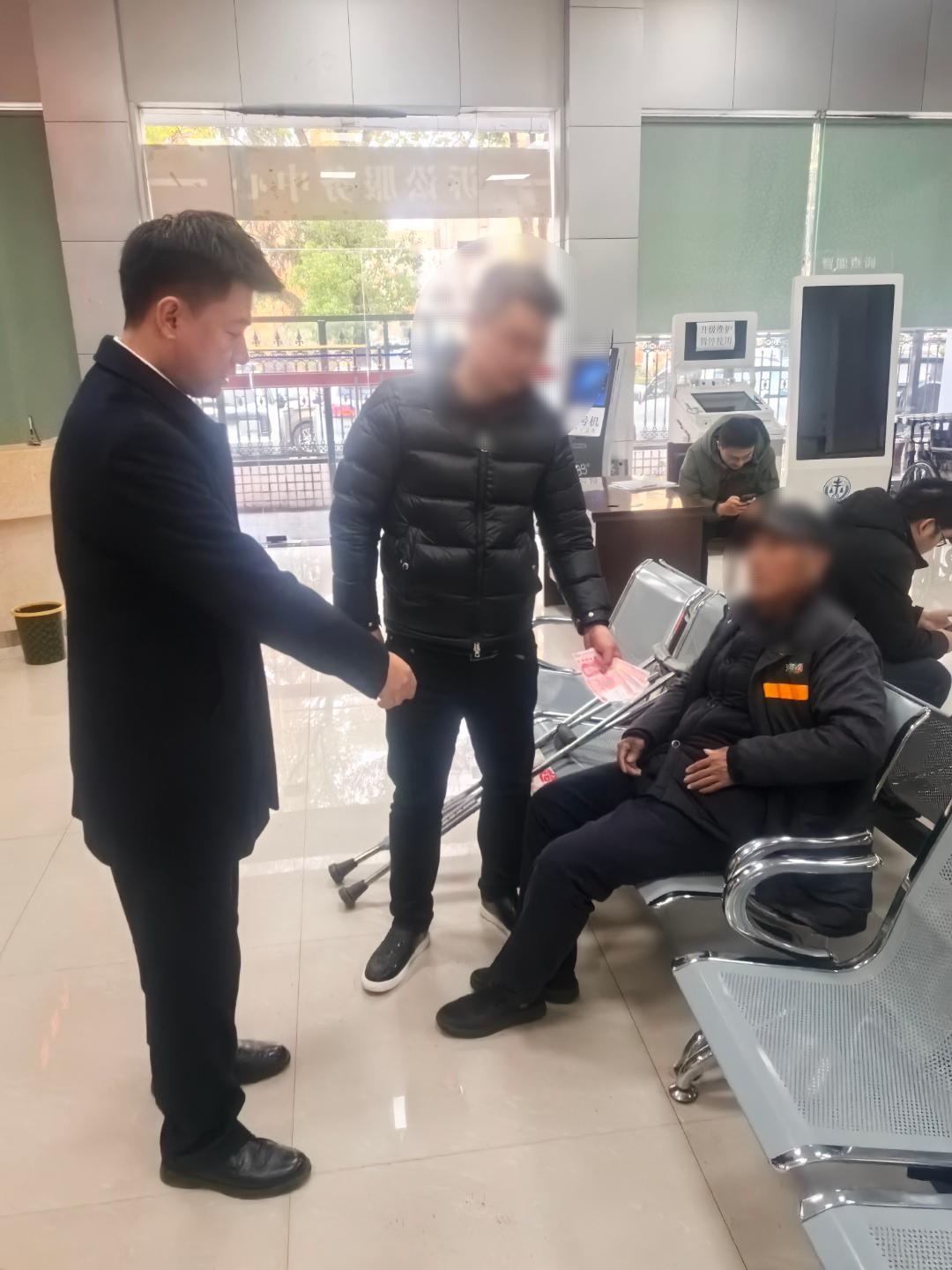 襄州法院雷霆出击！15名干警4辆警车，16名欠薪者被拘，130万欠薪全追回  第2张