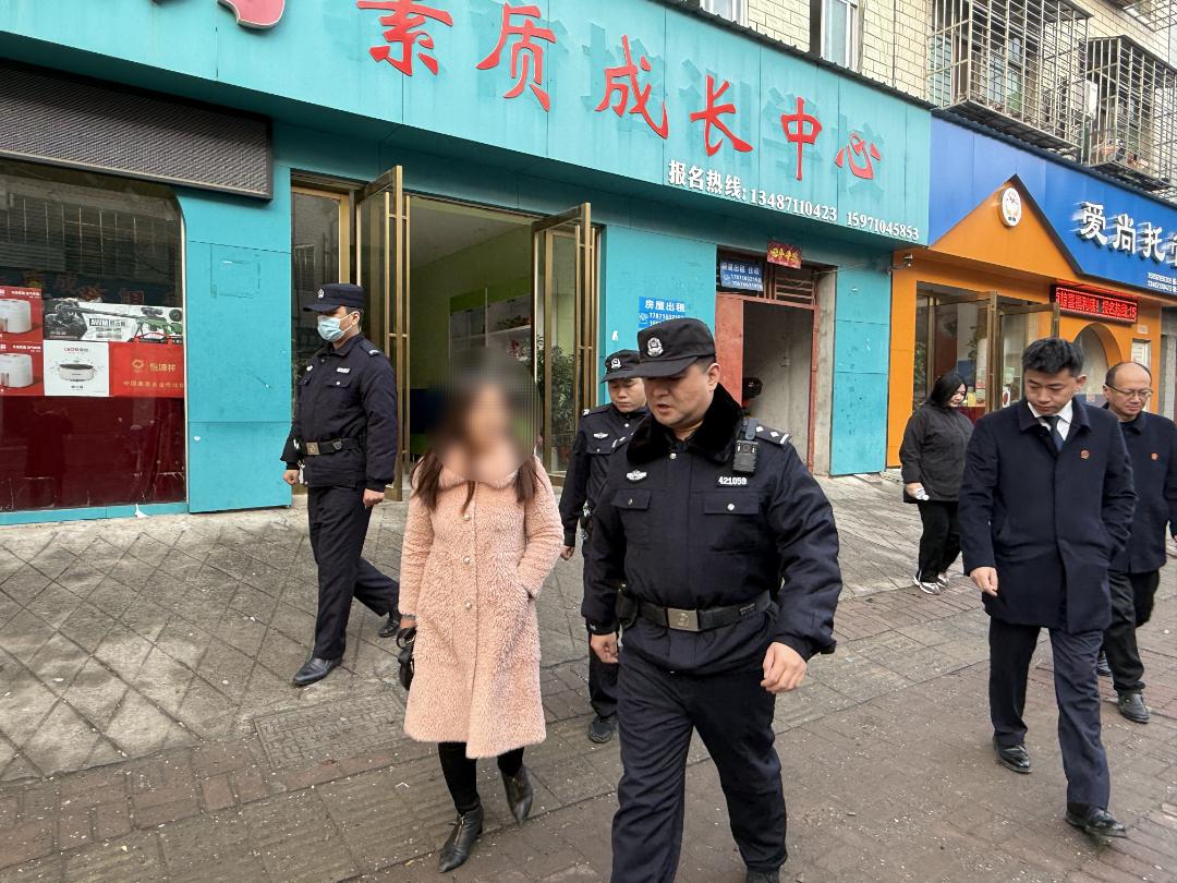 襄州法院雷霆出击！15名干警4辆警车，16名欠薪者被拘，130万欠薪全追回  第4张