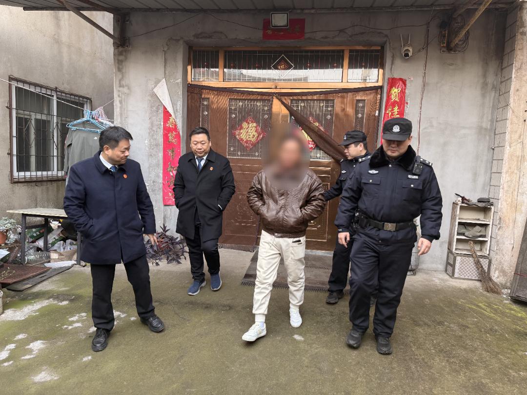 襄州法院雷霆出击！15名干警4辆警车，16名欠薪者被拘，130万欠薪全追回  第5张