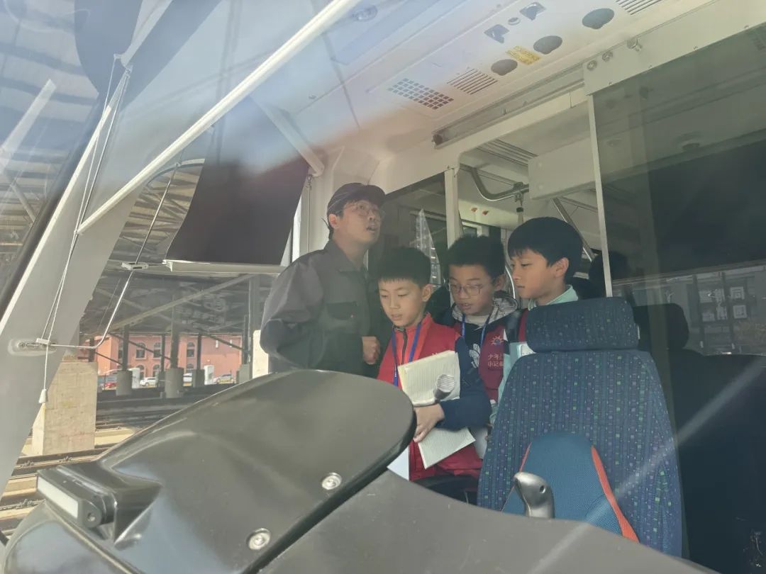 71岁气象站揭秘：小记者亲历数字化变革，探秘城市未来  第6张