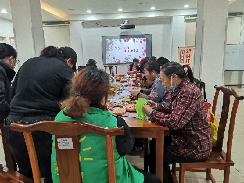 12月3日，海曙区江厦街道残疾人之家温暖如春，手创圣诞袜传递希望与梦想