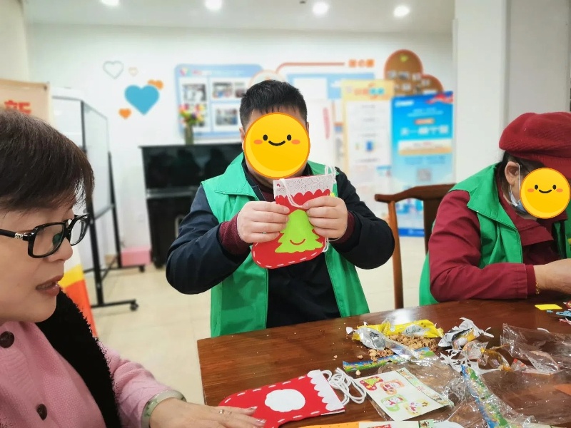 12月3日，海曙区江厦街道残疾人之家温暖如春，手创圣诞袜传递希望与梦想  第2张