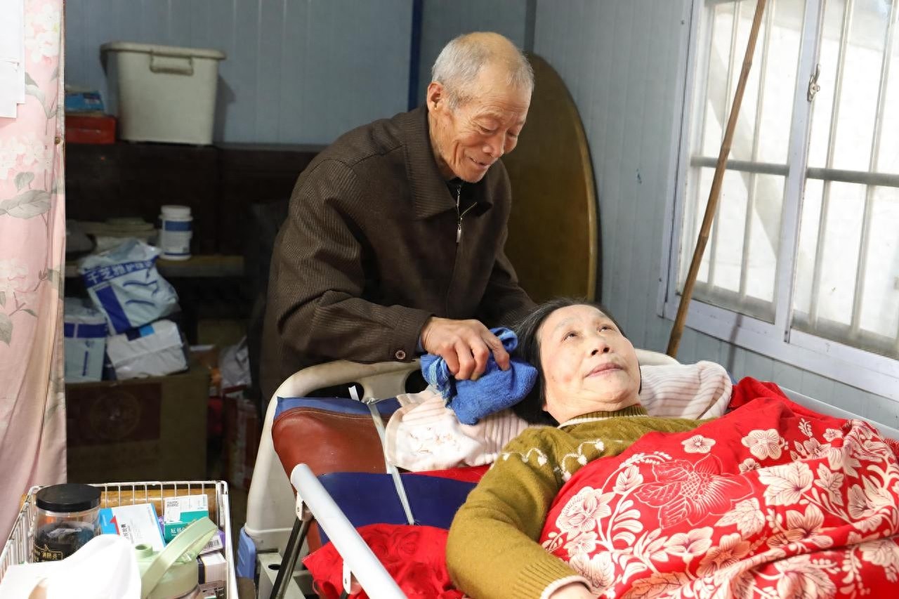 28年不离不弃！他用真爱撑起瘫痪妻子的一片天，感动无数人