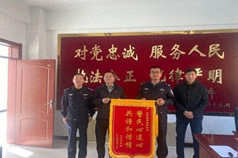天祝冰沟河景区送锦旗，警民心连心共谱和谐情，2024年旅游警务模式大揭秘  第1张