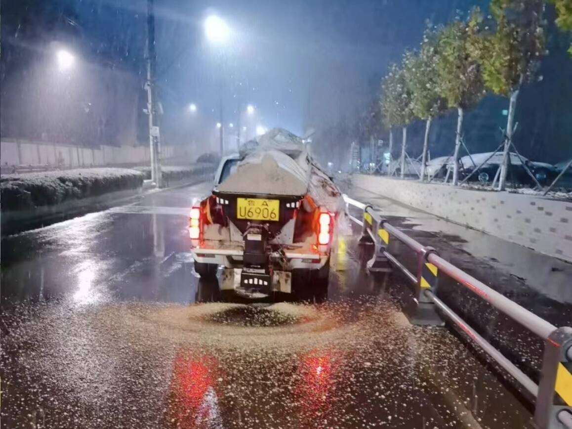 济南今冬首场雪来袭，城管部门24小时不间断清雪，市民出行安全有保障  第2张