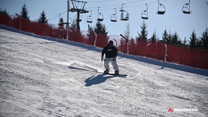 和政县冰雪季来袭!松鸣岩滑雪场新雪质松软,滑雪爱好者争相体验 第3张 和政县冰雪季来袭!松鸣岩滑雪场新雪质松软,滑雪爱好者争相体验 第3张
