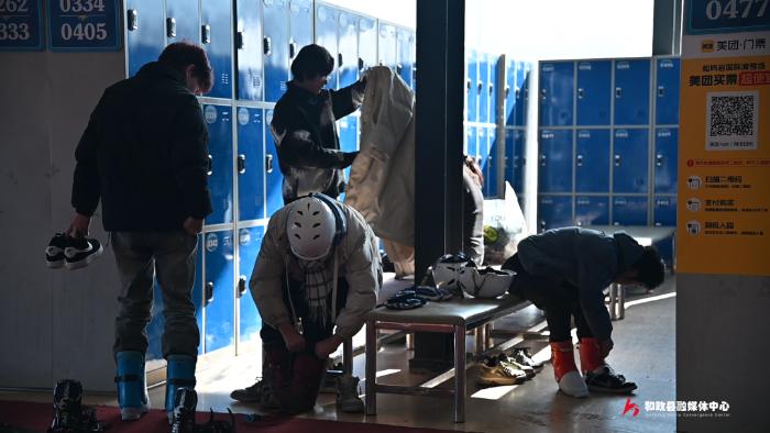 和政县冰雪季来袭!松鸣岩滑雪场新雪质松软,滑雪爱好者争相体验 第5张 和政县冰雪季来袭!松鸣岩滑雪场新雪质松软,滑雪爱好者争相体验 第5张