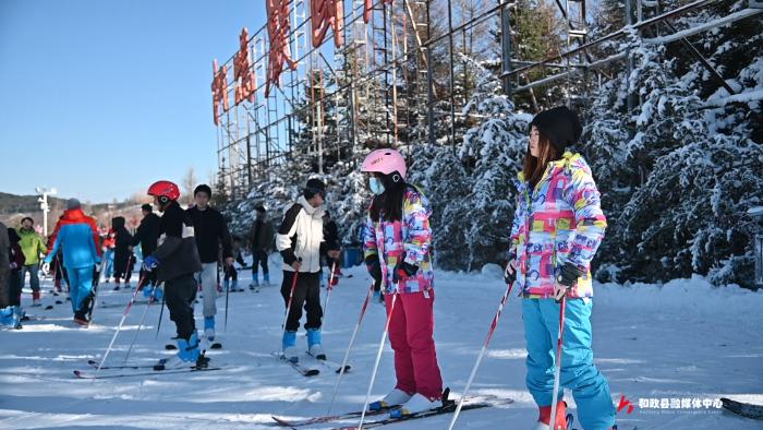 和政县冰雪季来袭!松鸣岩滑雪场新雪质松软,滑雪爱好者争相体验 第6张 和政县冰雪季来袭!松鸣岩滑雪场新雪质松软,滑雪爱好者争相体验 第6张