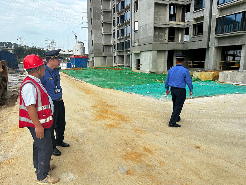秋冬扬尘高发季，城中区执法局深入工地，源头治理防尘降尘，守护蓝天白云  第2张
