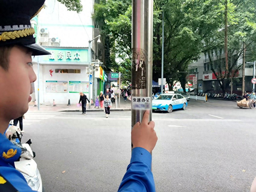城中区城管委雷霆出击：全面清理非法小广告，守护市容市貌的每一寸净土  第1张
