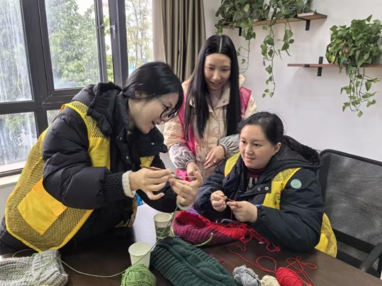12月13日，渝北区嘉悦社区编织活动：邻里情深，毛线编织传递温暖与技艺  第2张