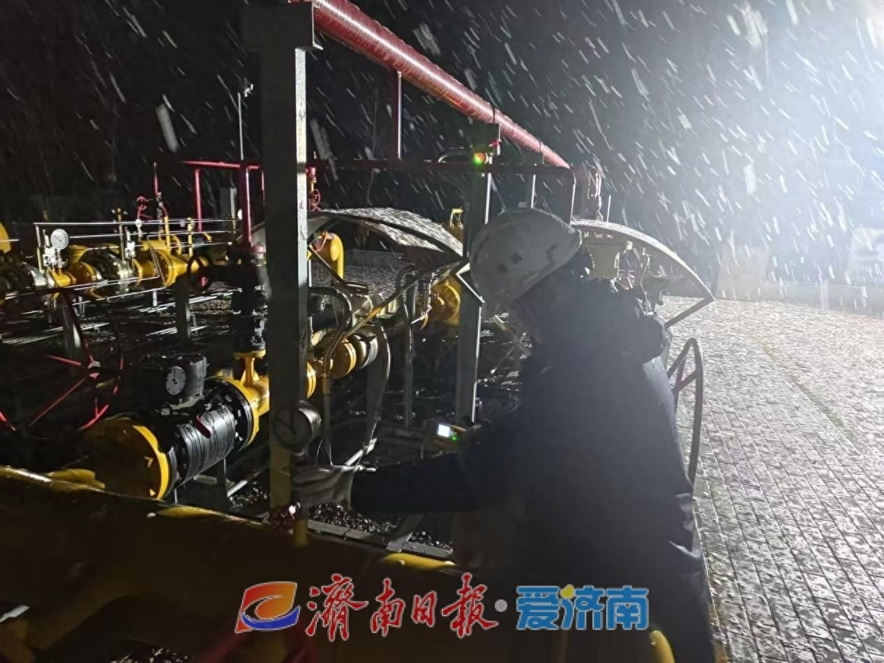 济南初雪夜，能源燃气人全力守护680万方天然气供应，确保市民温暖过冬