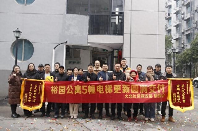 惊！杭州老旧小区惊现公交电梯，居民坐电梯竟像坐公交一样收费