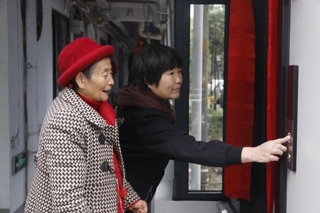 惊！杭州老旧小区惊现公交电梯，居民坐电梯竟像坐公交一样收费  第2张